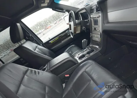 2010 Lincoln Navigator z USA, uszkodzony, nr VIN 5LMJJ2J55AEJ06853